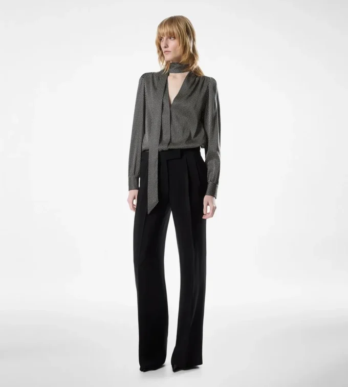 Blouse en soie à manches longues, col en V et lavallière Blouse en soie à manches longues, col en V et lavallière