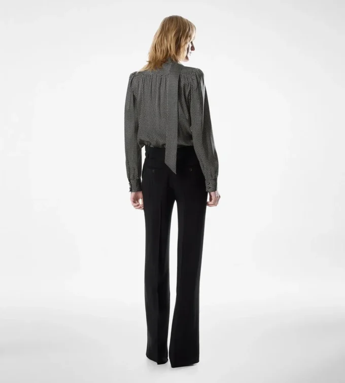 Blouse en soie à manches longues, col en V et lavallière Blouse en soie à manches longues, col en V et lavallière