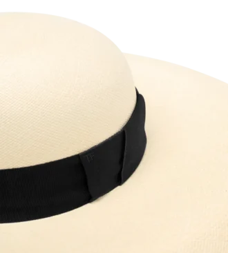 Chapeau à bord en raphia