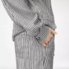 Chemise de pyjama en soie rayée avec passepoil et logo TF brodé ton sur ton Chemise de pyjama en soie rayée avec passepoil et logo TF brodé ton sur ton