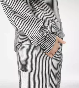 Chemise de pyjama en soie rayée avec passepoil et logo TF brodé ton sur ton