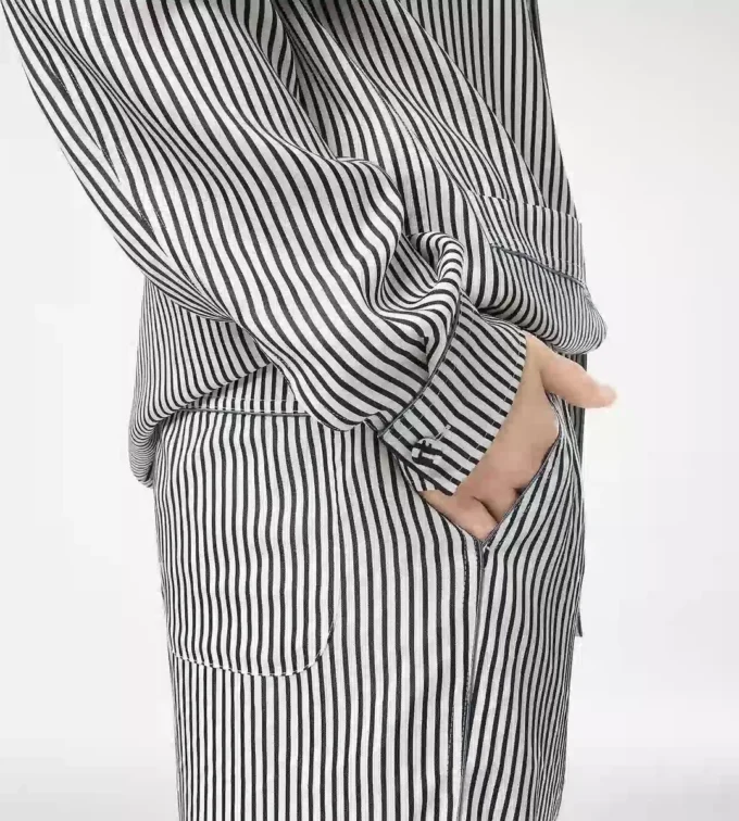 Chemise de pyjama en soie rayée avec passepoil et logo TF brodé ton sur ton Chemise de pyjama en soie rayée avec passepoil et logo TF brodé ton sur ton