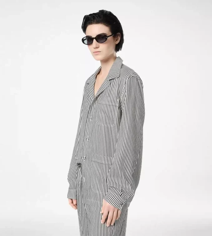 Chemise de pyjama en soie rayée avec passepoil et logo TF brodé ton sur ton Chemise de pyjama en soie rayée avec passepoil et logo TF brodé ton sur ton