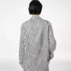 Chemise de pyjama en soie rayée avec passepoil et logo TF brodé ton sur ton Chemise de pyjama en soie rayée avec passepoil et logo TF brodé ton sur ton