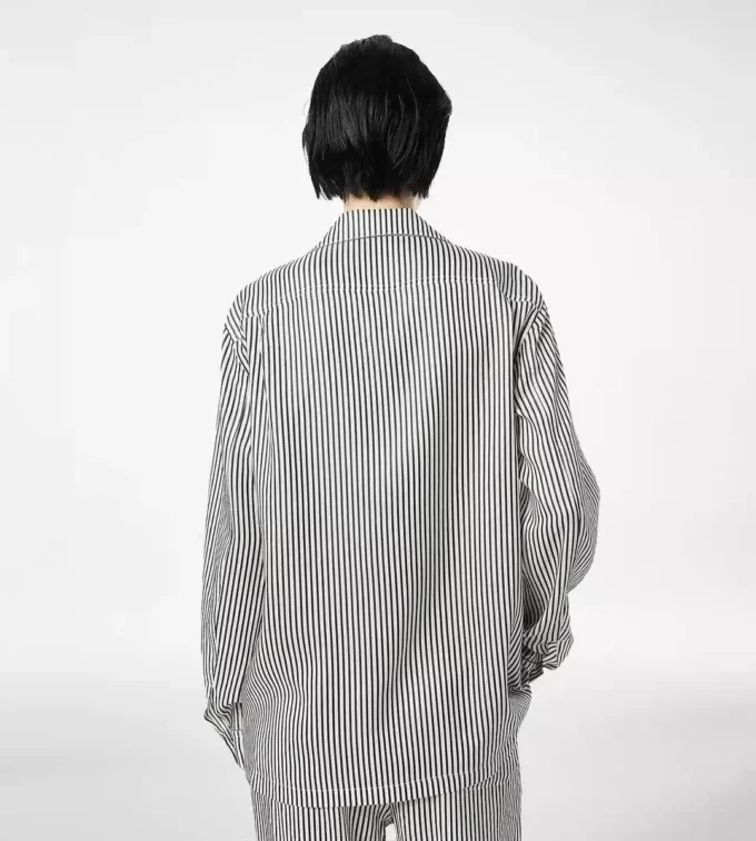 Chemise de pyjama en soie rayée avec passepoil et logo TF brodé ton sur ton Chemise de pyjama en soie rayée avec passepoil et logo TF brodé ton sur ton