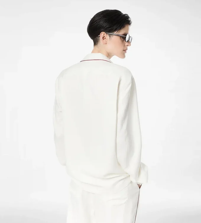 Chemise de pyjama en twill de soie avec passepoil et logo TF brodé ton sur ton