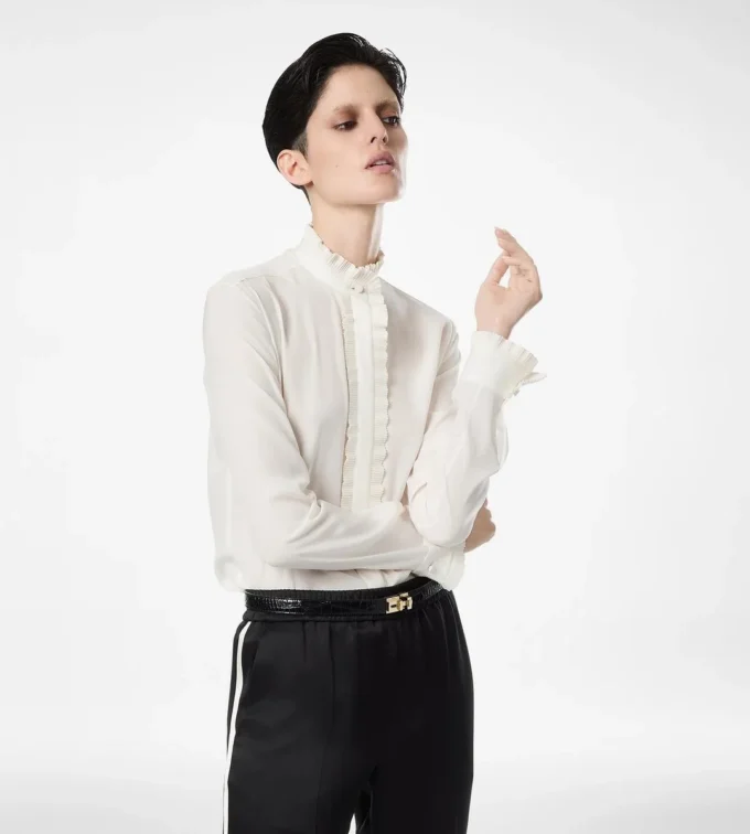 Chemise en crêpe de Chine de soie avec détails plissés Chemise en crêpe de Chine de soie avec détails plissés
