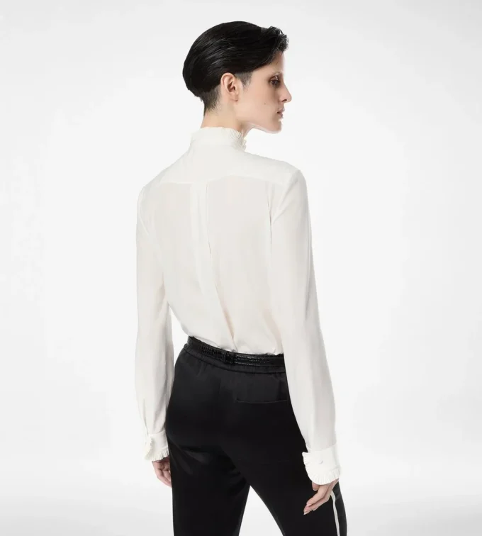 Chemise en crêpe de Chine de soie avec détails plissés Chemise en crêpe de Chine de soie avec détails plissés
