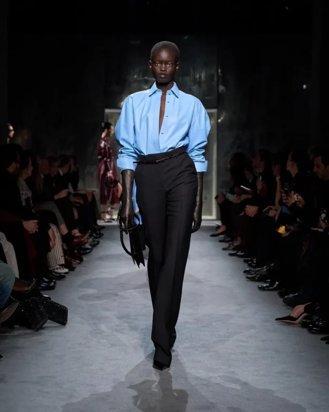Pantalon droit ajusté en laine et soie mélangées Pantalon droit ajusté en laine et soie mélangées