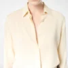 Chemise en georgette de soie lavée avec logo TF brodé ton sur ton Chemise en georgette de soie lavée avec logo TF brodé ton sur ton