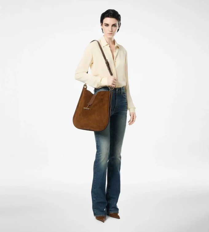 Chemise en georgette de soie lavée avec logo TF brodé ton sur ton Chemise en georgette de soie lavée avec logo TF brodé ton sur ton