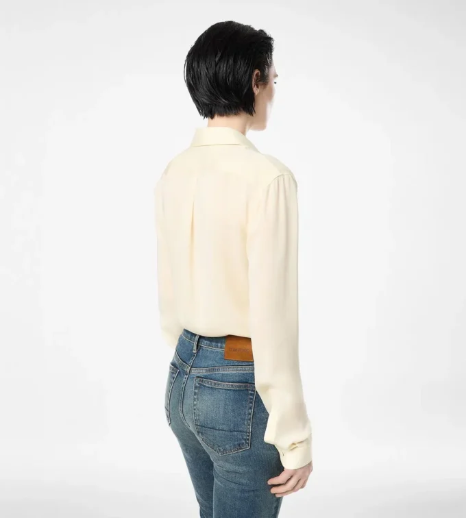 Chemise en georgette de soie lavée avec logo TF brodé ton sur ton Chemise en georgette de soie lavée avec logo TF brodé ton sur ton