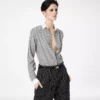 Chemise en soie rayée avec détails contrastés Chemise en soie rayée avec détails contrastés
