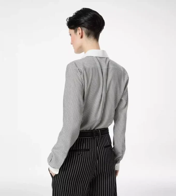Chemise en soie rayée avec détails contrastés Chemise en soie rayée avec détails contrastés