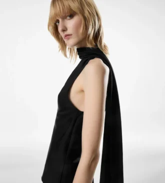 Haut asymétrique avec détail foulard