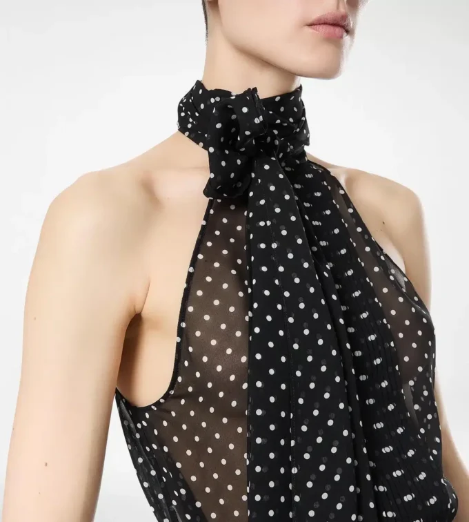 Haut lavallière à dos nu en georgette de soie à pois avec détail plissé Haut lavallière à dos nu en georgette de soie à pois avec détail plissé