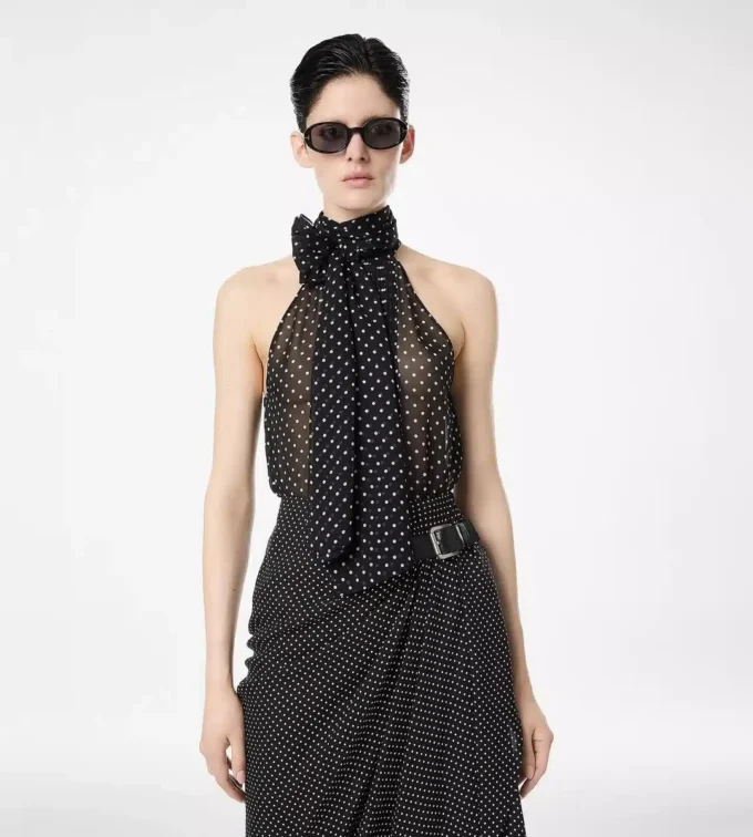 Haut lavallière à dos nu en georgette de soie à pois avec détail plissé Haut lavallière à dos nu en georgette de soie à pois avec détail plissé