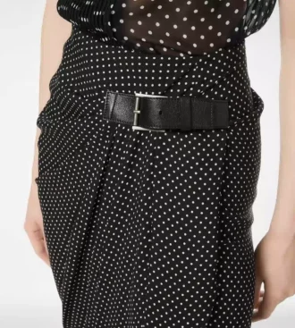 Jupe portefeuille en soie sable à pois avec détails en cuir
