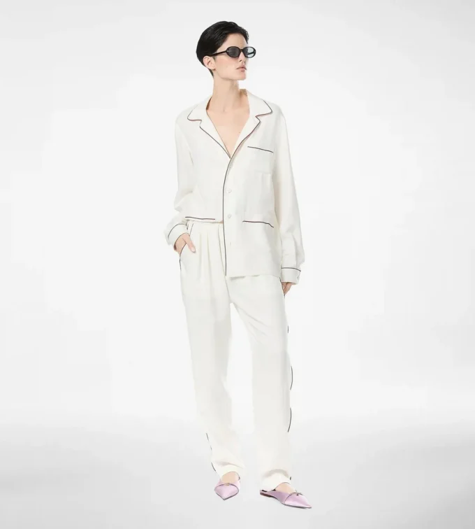 Chemise de pyjama en twill de soie avec passepoil et logo TF brodé ton sur ton