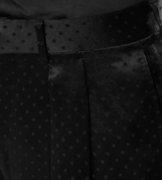 Pantalon à double pli en satin jacquard à pois