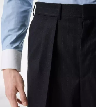 Pantalon à double pli et fines rayures