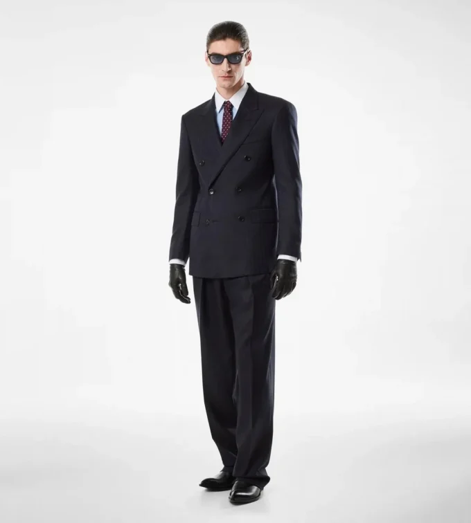 Pantalon à double pli et fines rayures Pantalon à double pli et fines rayures