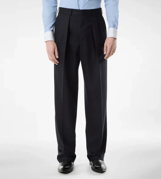 Pantalon à double pli et fines rayures Pantalon à double pli et fines rayures