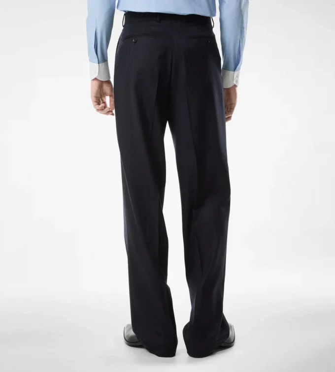 Pantalon à double pli et fines rayures Pantalon à double pli et fines rayures