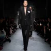 Pantalon droit ajusté en crêpe de laine mélangée à paillettes Pantalon droit ajusté en crêpe de laine mélangée à paillettes