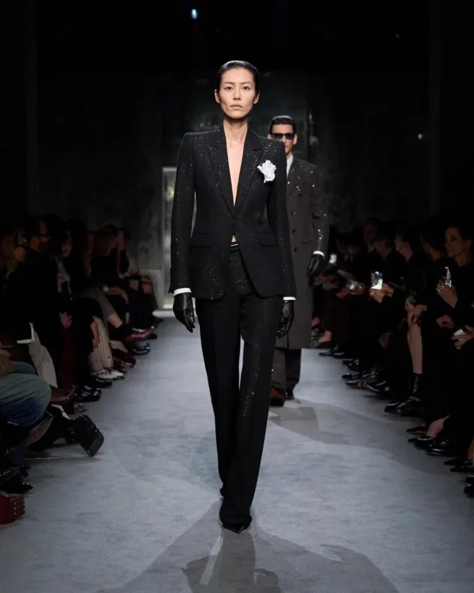 Pantalon droit ajusté en crêpe de laine mélangée à paillettes Pantalon droit ajusté en crêpe de laine mélangée à paillettes