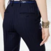Pantalon droit ajusté en laine vierge à rayures ton sur ton Pantalon droit ajusté en laine vierge à rayures ton sur ton