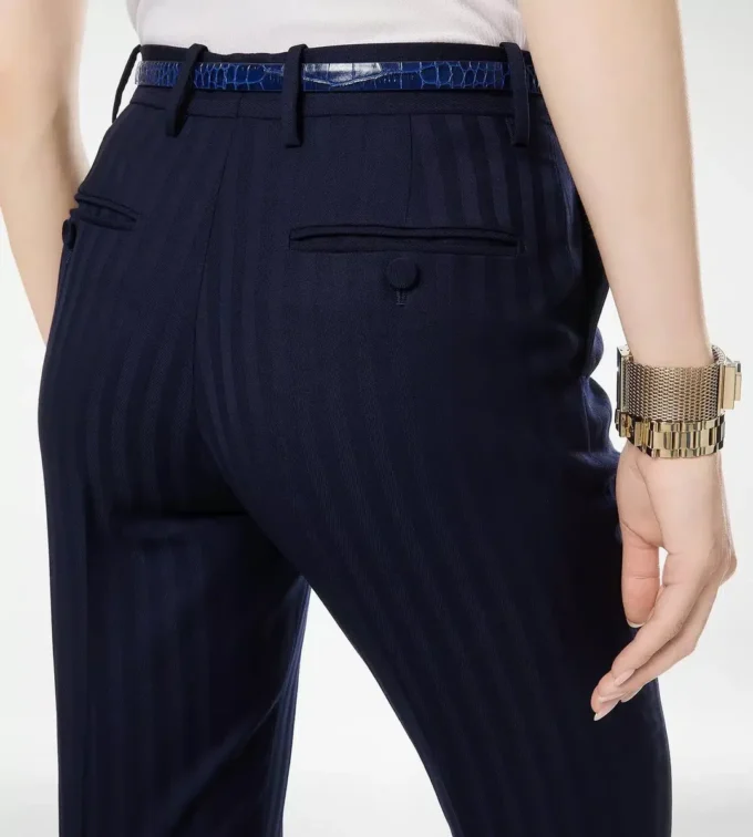 Pantalon droit ajusté en laine vierge à rayures ton sur ton Pantalon droit ajusté en laine vierge à rayures ton sur ton