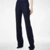 Pantalon droit ajusté en laine vierge à rayures ton sur ton Pantalon droit ajusté en laine vierge à rayures ton sur ton
