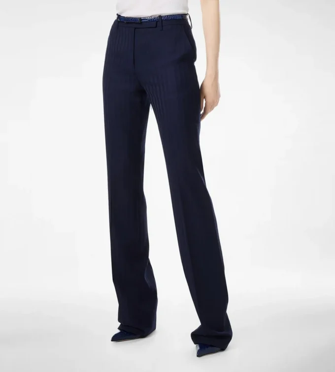Pantalon droit ajusté en laine vierge à rayures ton sur ton Pantalon droit ajusté en laine vierge à rayures ton sur ton