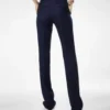 Pantalon droit ajusté en laine vierge à rayures ton sur ton Pantalon droit ajusté en laine vierge à rayures ton sur ton