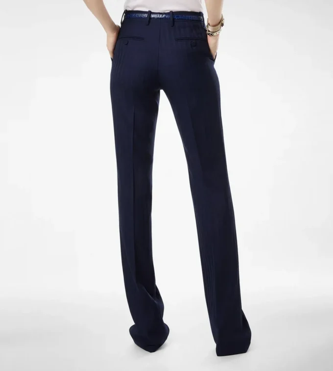 Pantalon droit ajusté en laine vierge à rayures ton sur ton Pantalon droit ajusté en laine vierge à rayures ton sur ton