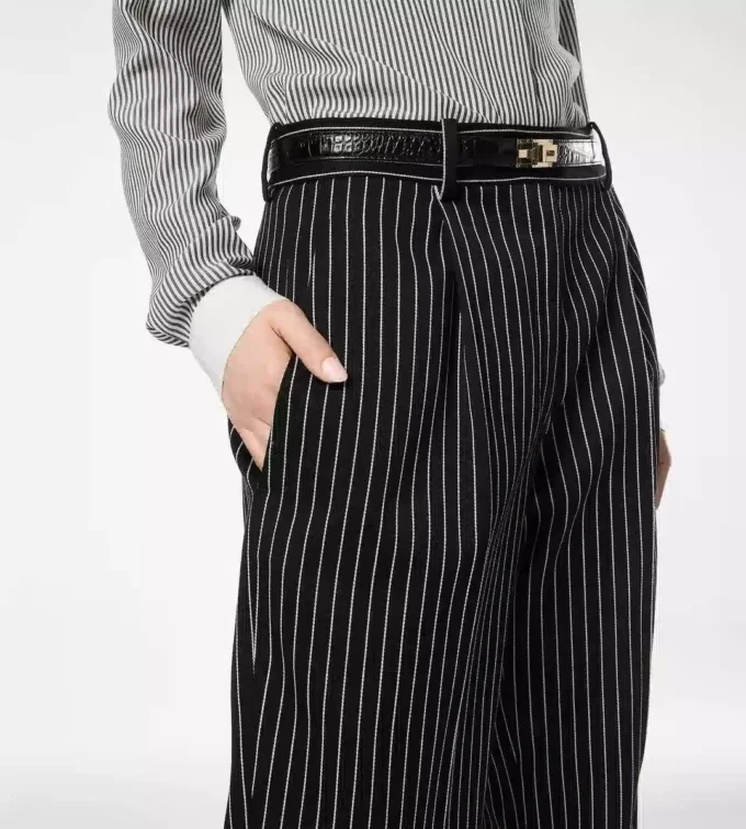 Pantalon droit ample à plis en laine et coton Barathea rayé Pantalon droit ample à plis en laine et coton Barathea rayé