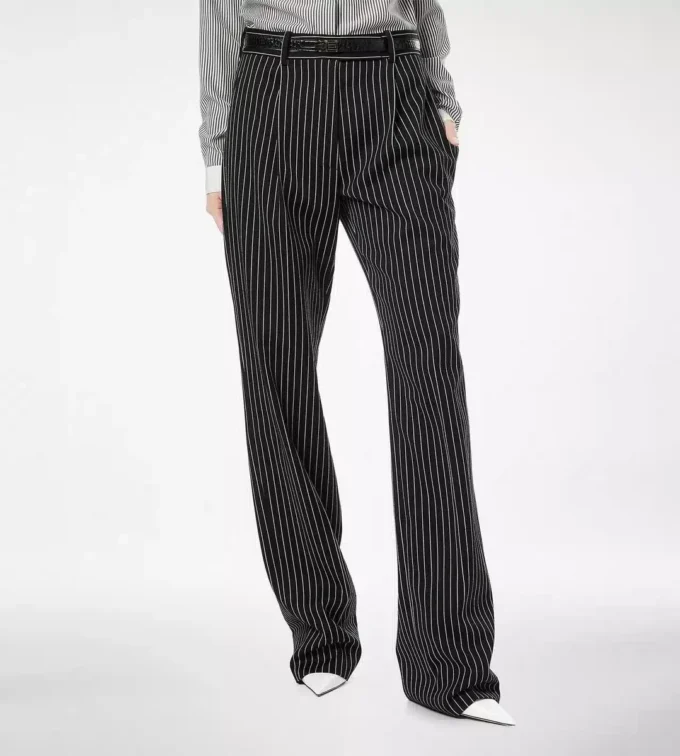 Pantalon droit ample à plis en laine et coton Barathea rayé Pantalon droit ample à plis en laine et coton Barathea rayé