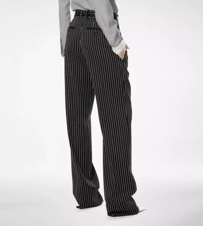 Pantalon droit ample à plis en laine et coton Barathea rayé Pantalon droit ample à plis en laine et coton Barathea rayé