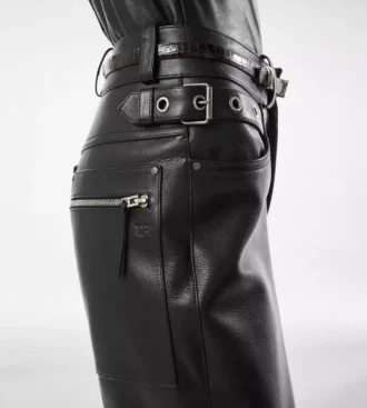Pantalon motard en cuir grainé texturé