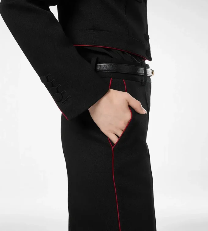 Pantalon officier en gabardine de laine élégante avec passepoil Pantalon officier en gabardine de laine élégante avec passepoil