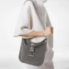 Petit sac à bandoulière Tara en cuir suédé Petit sac à bandoulière Tara en cuir suédé