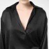 Polo en satin de soie extensible avec logo TF brodé ton sur ton