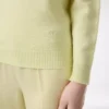 Pull en cachemire à encolure en V et épaules dénudées Pull en cachemire à encolure en V et épaules dénudées