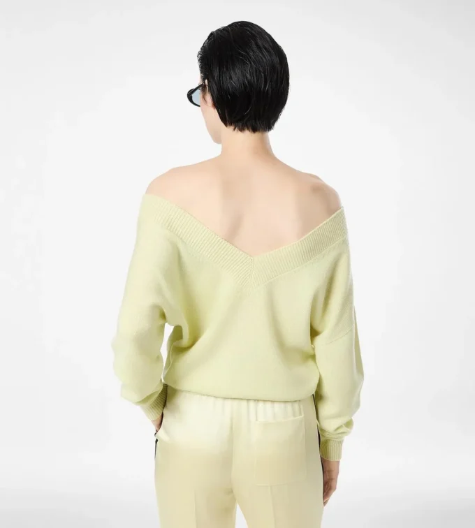 Pull en cachemire à encolure en V et épaules dénudées Pull en cachemire à encolure en V et épaules dénudées