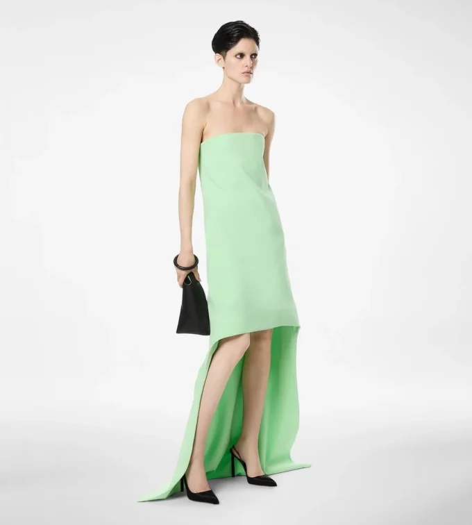 Robe de cocktail asymétrique sans bretelles en double georgette de soie stretch Robe de cocktail asymétrique sans bretelles en double georgette de soie stretch