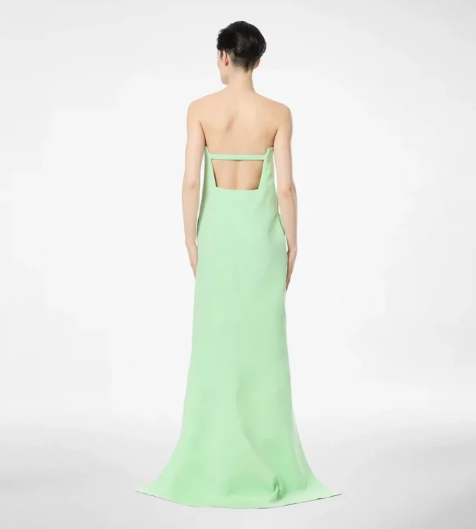 Robe de cocktail asymétrique sans bretelles en double georgette de soie stretch Robe de cocktail asymétrique sans bretelles en double georgette de soie stretch