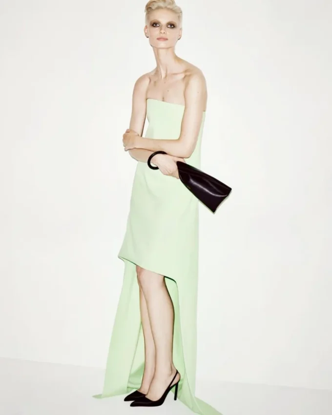 Robe de cocktail asymétrique sans bretelles en double georgette de soie stretch Robe de cocktail asymétrique sans bretelles en double georgette de soie stretch