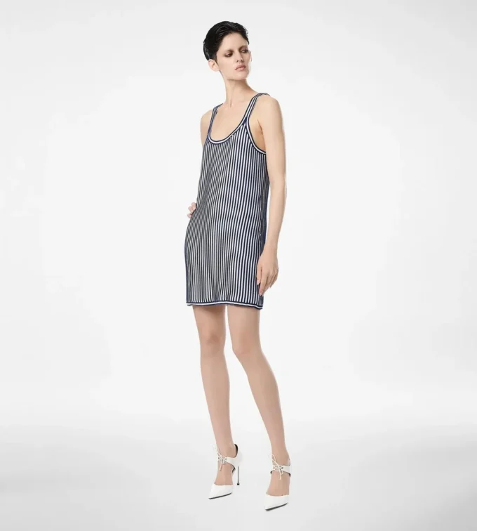 Robe de cocktail à bretelles en soie brodée de paillettes Robe de cocktail à bretelles en soie brodée de paillettes