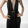 Robe de cocktail à col en V avec détail drapé en cascade sur le devant